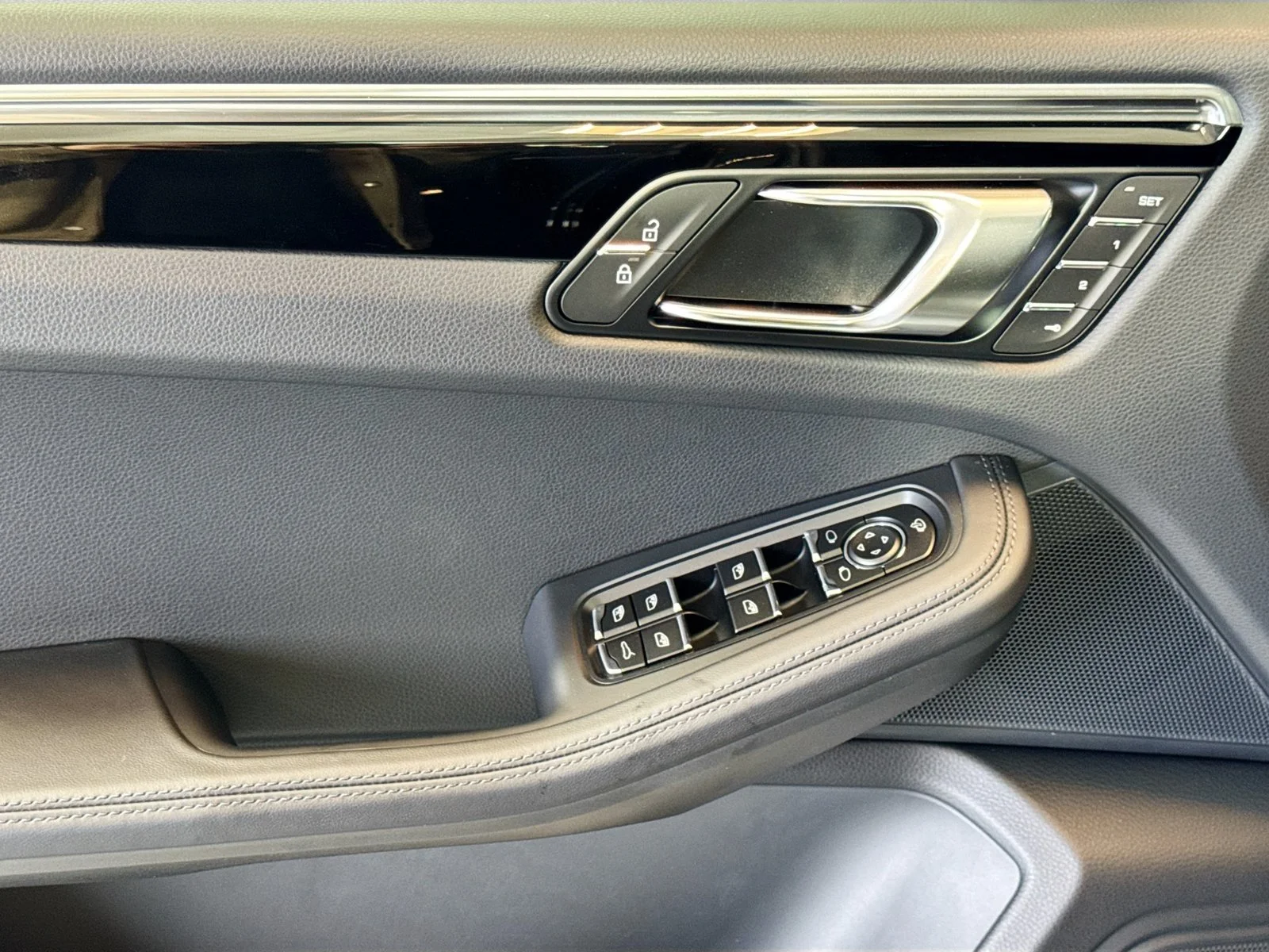 2026 Porsche Macan T - Photo 11