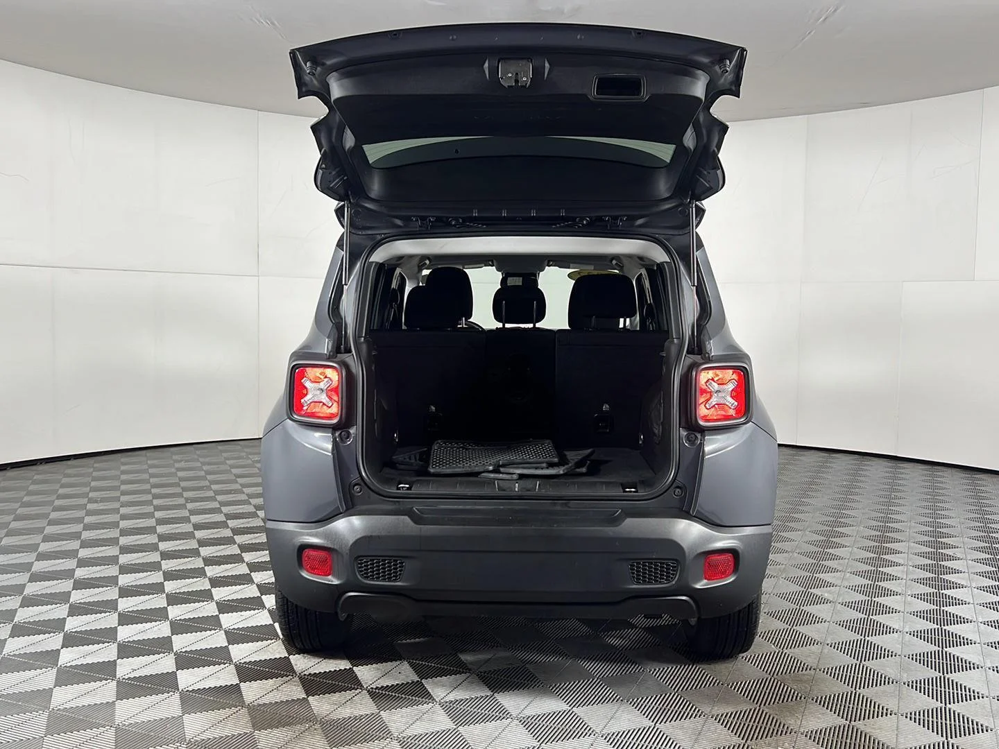 Used 2022 Graphite Gray Jeep Latitude image 25