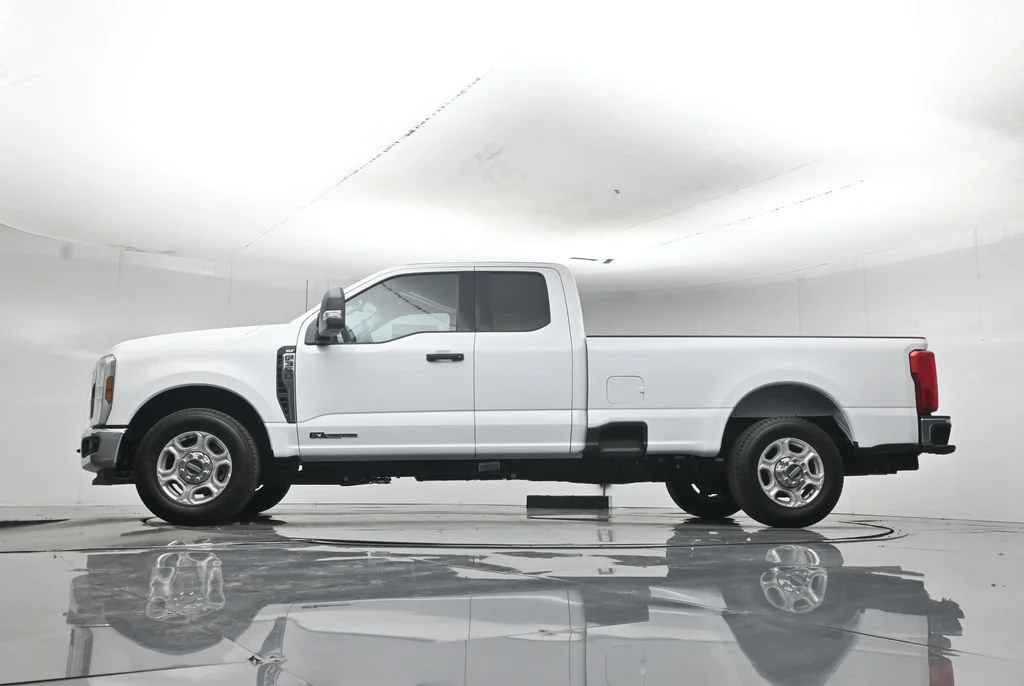 New 2026 Oxford White Ford XLT image 7