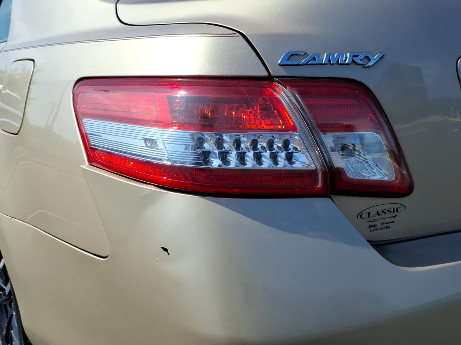 Used 2010  Toyota LE image 17