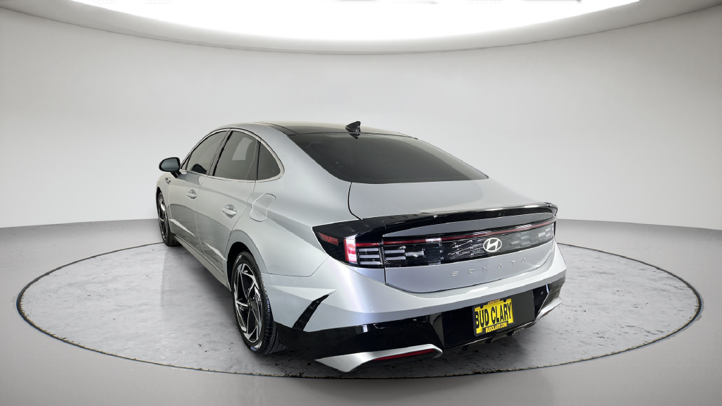 Used 2025 Silver Hyundai SEL Convenience image 10