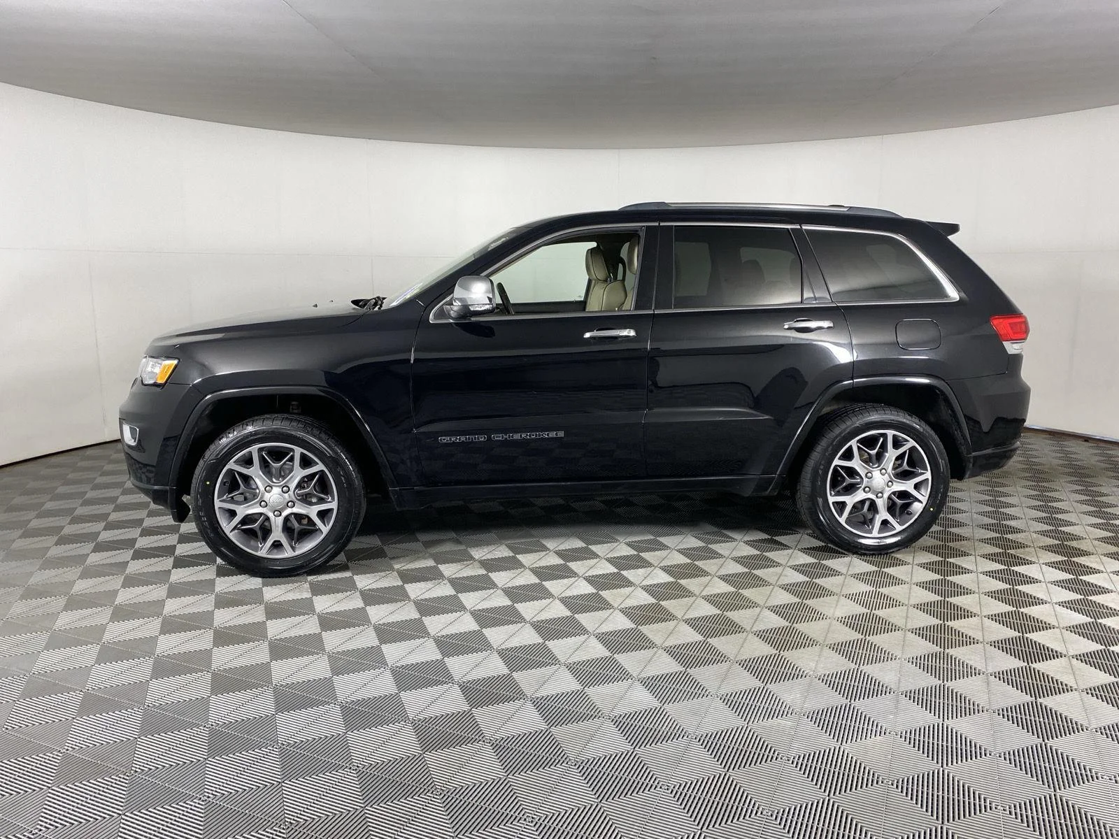 Used 2020 Diamond Black Crystal Pearlcoat Jeep Overland image 14