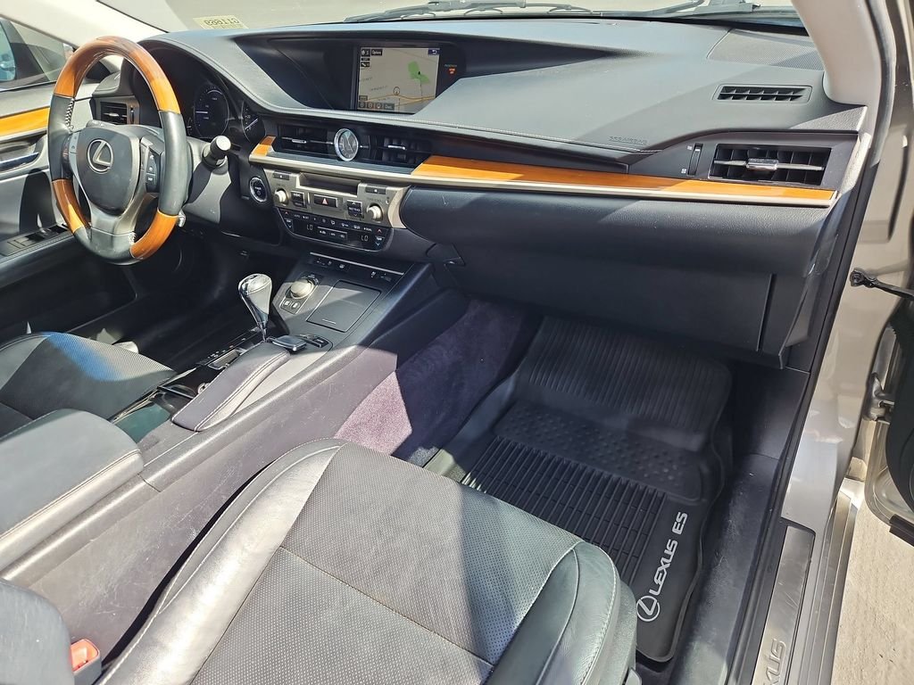 Used 2015 Silver Lexus 300h image 28