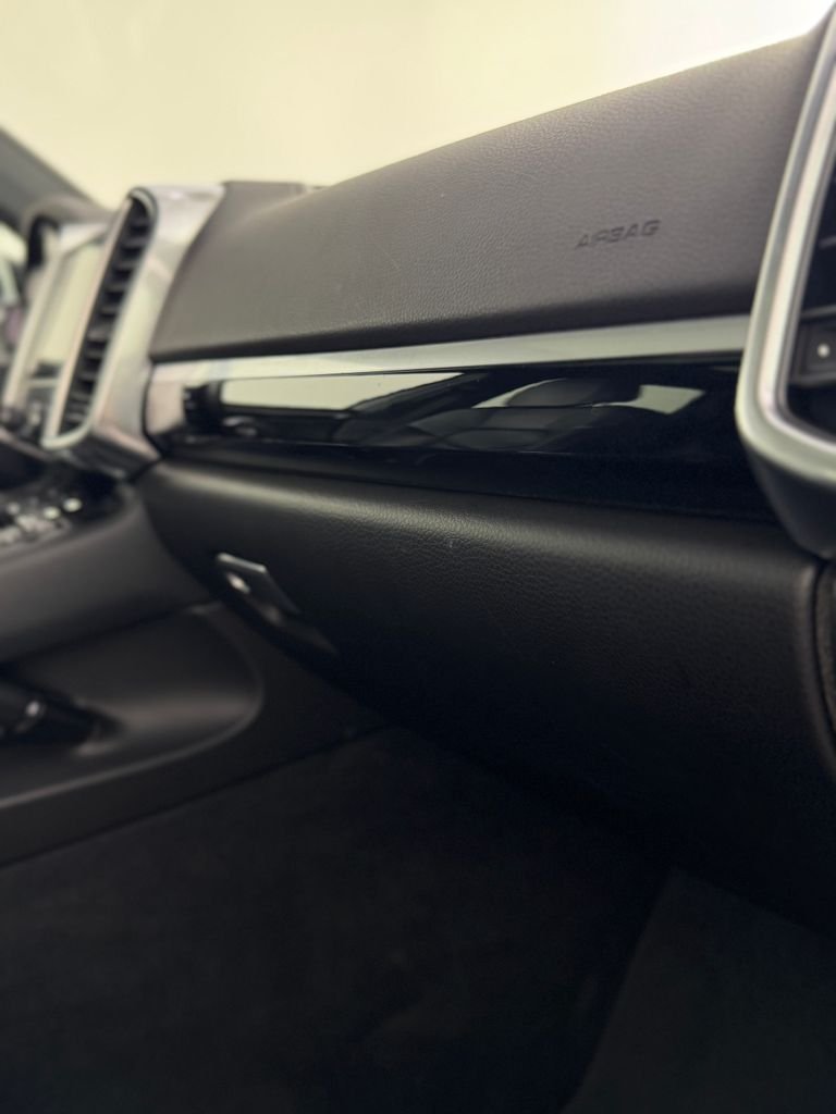 Used 2018 Moonlight Blue Metallic Porsche Base image 28