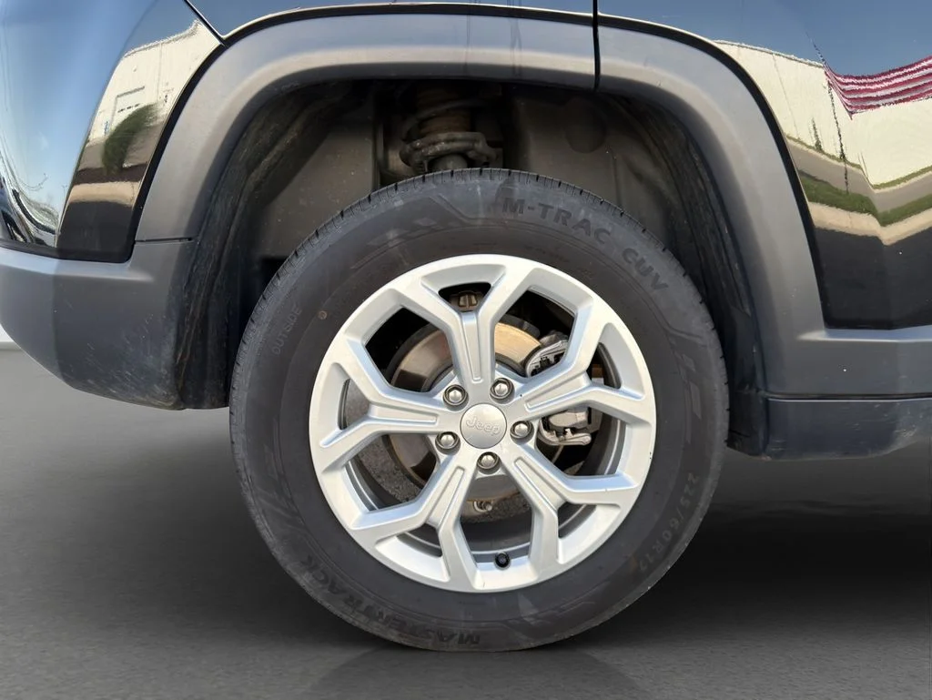 Used 2024 Black Jeep Latitude image 24