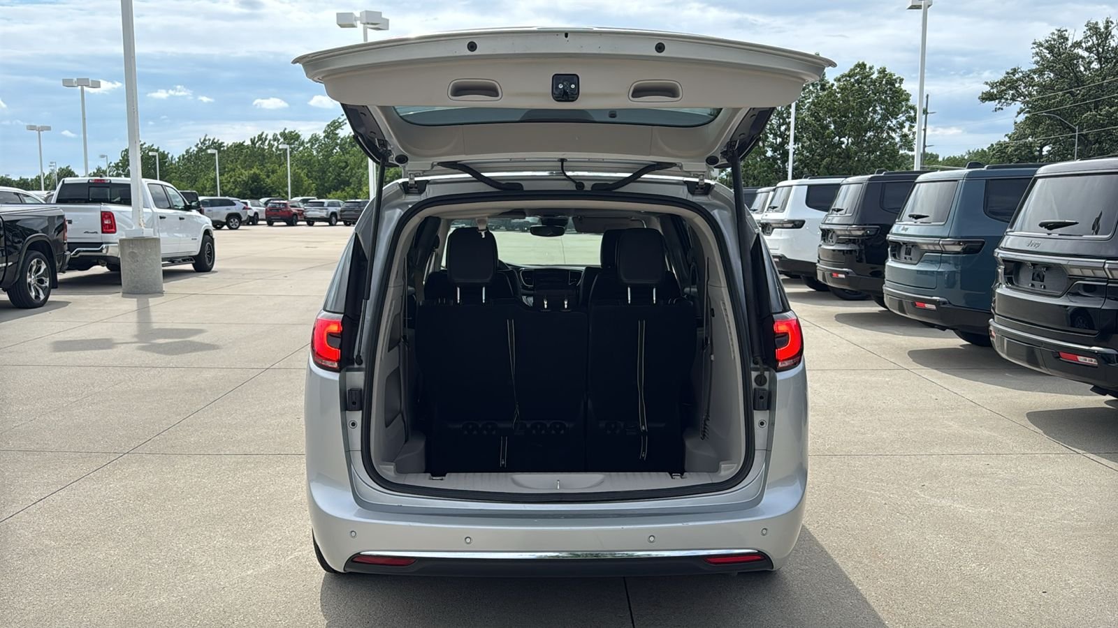 Used 2024 Silver Chrysler Touring L image 12