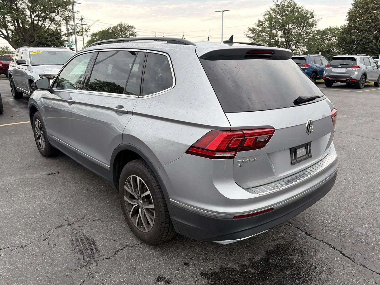 Used 2020 Pyrite Silver Metallic Volkswagen SE image 5