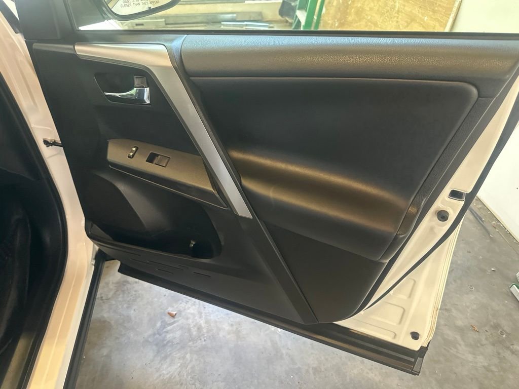 Used 2016 White Toyota XLE image 31