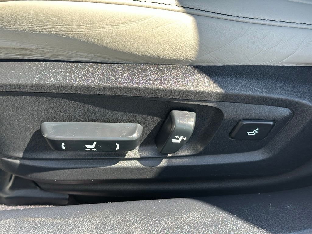 Used 2014 Silver Lexus 300h image 12