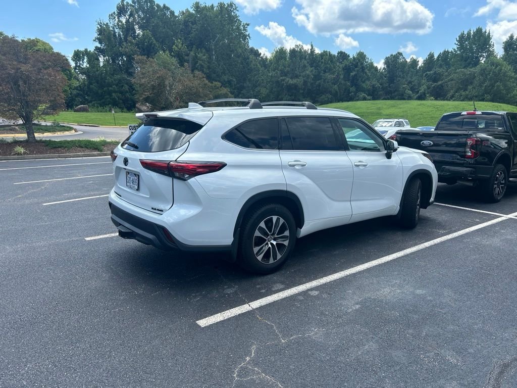 Used 2022 Beige Toyota XLE image 3