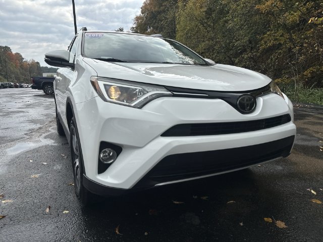 Used 2018 White Toyota XLE image 18