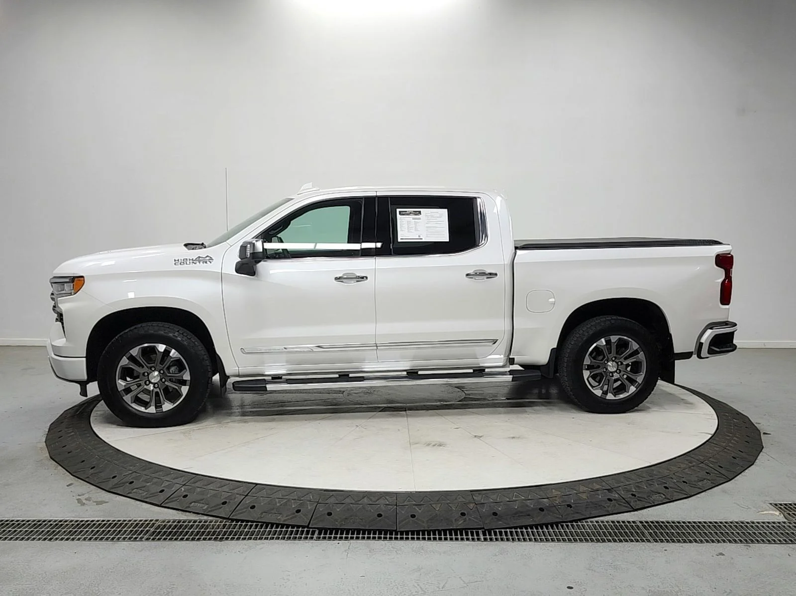Used 2024 Iridescent Pearl Tricoat Chevrolet High Country image 4