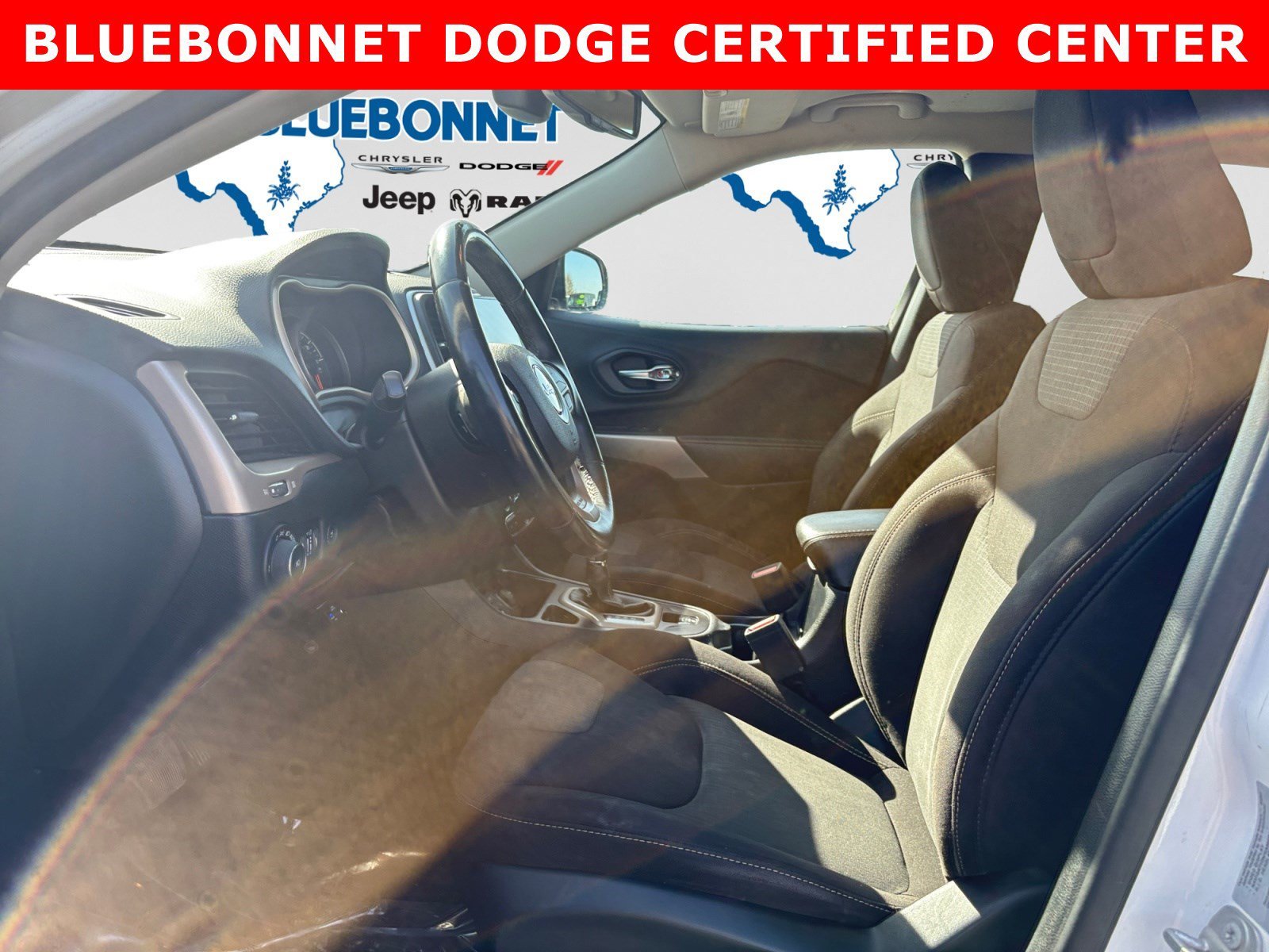 Used 2017 Bright White Clearcoat Jeep Latitude image 11