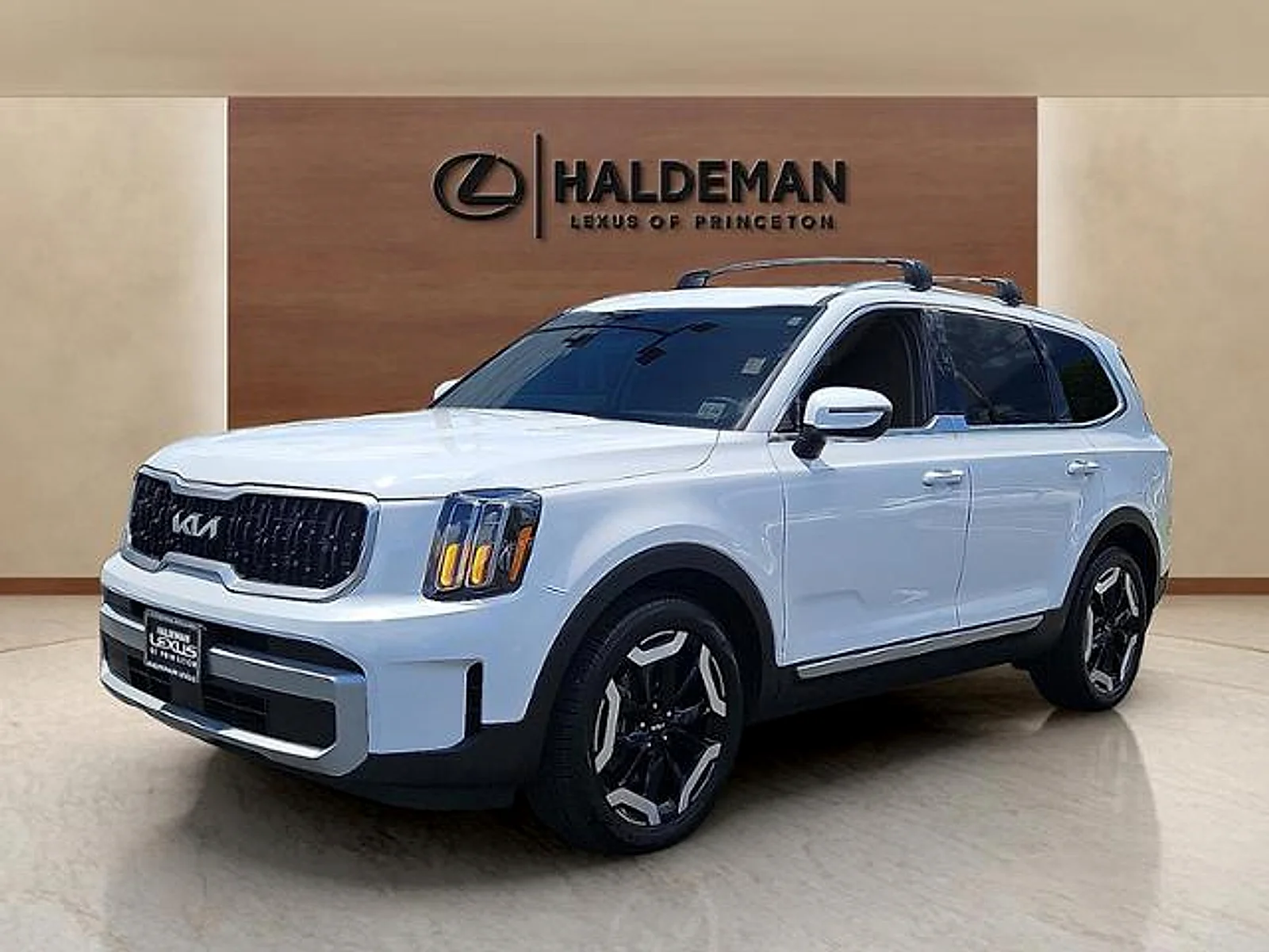 Used 2024 Glacial White Pear Kia EX image 3
