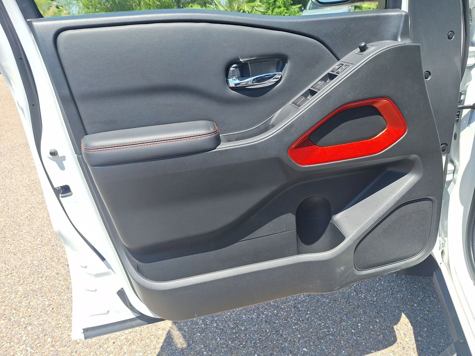 Used 2025 White Nissan PRO-4X image 10