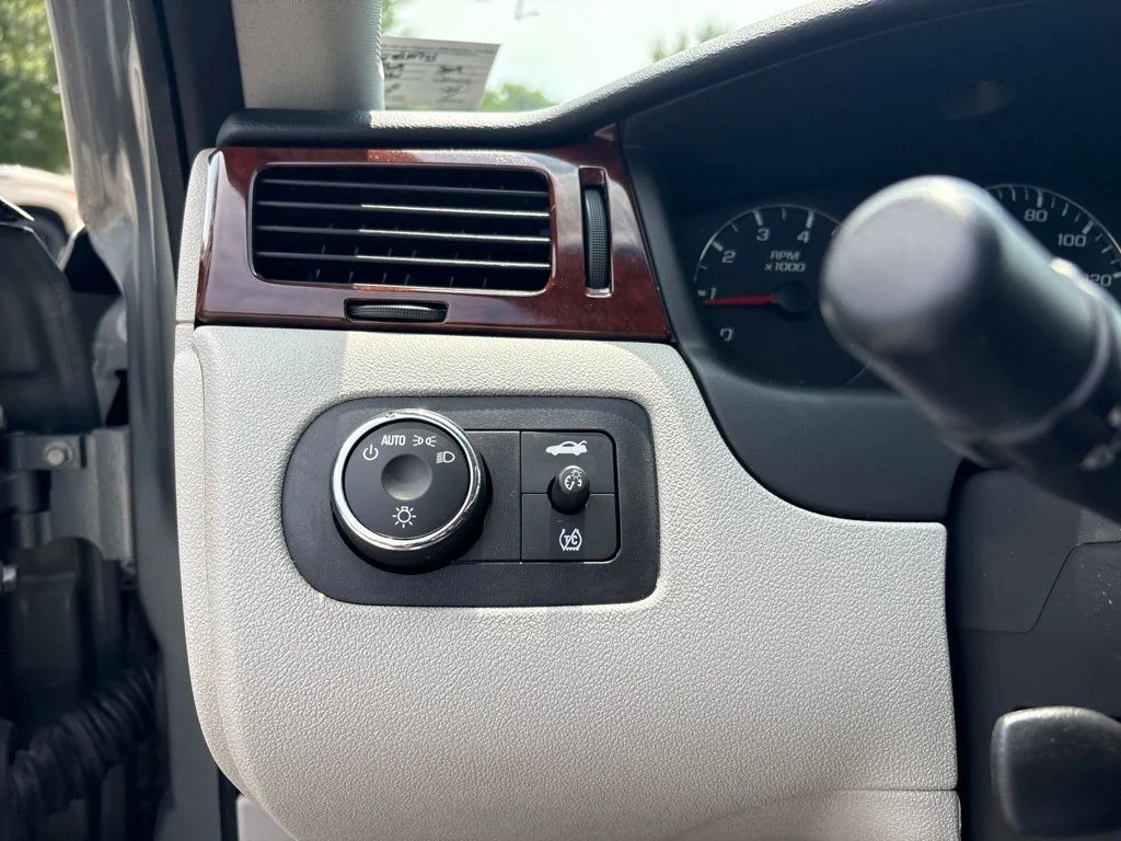 Used 2009 Dark Silver Metallic Chevrolet LT image 17