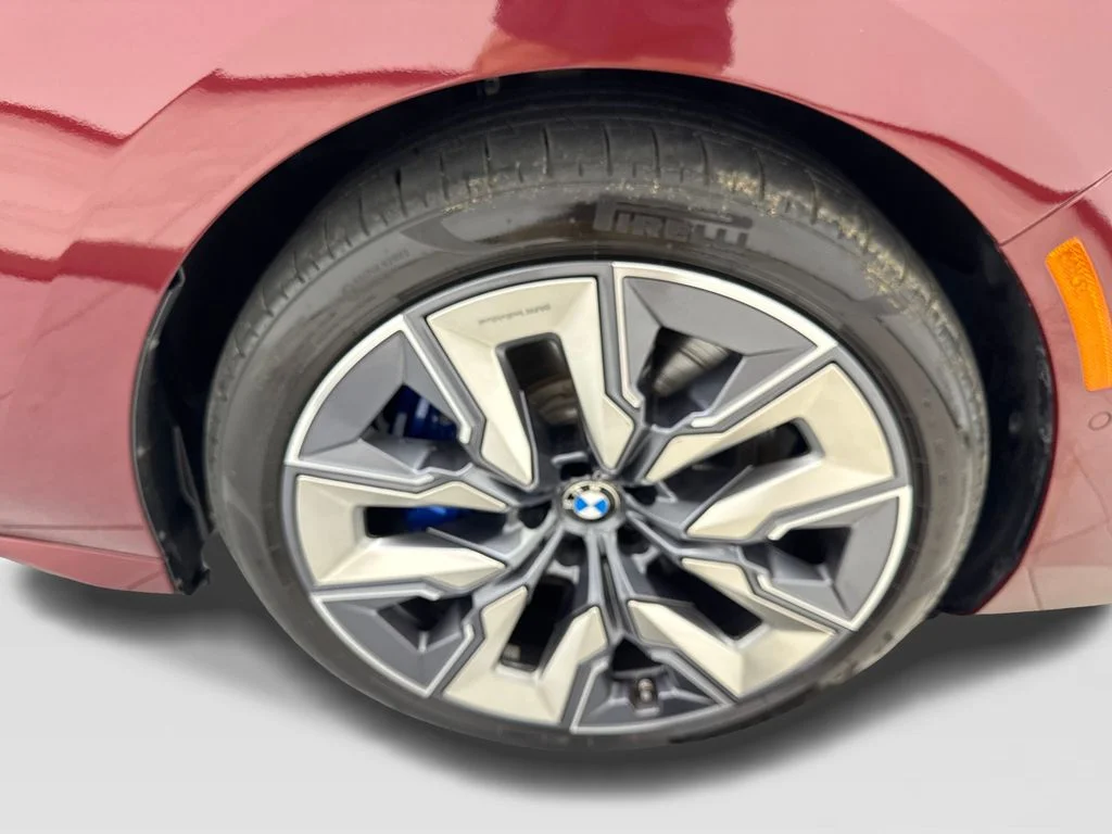 Used 2023 Red BMW xDrive60 image 79