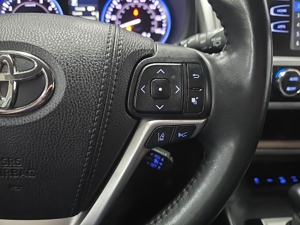 Used 2019 Silver Toyota XLE image 21