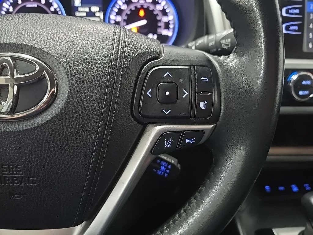 Used 2019 Silver Toyota XLE image 21