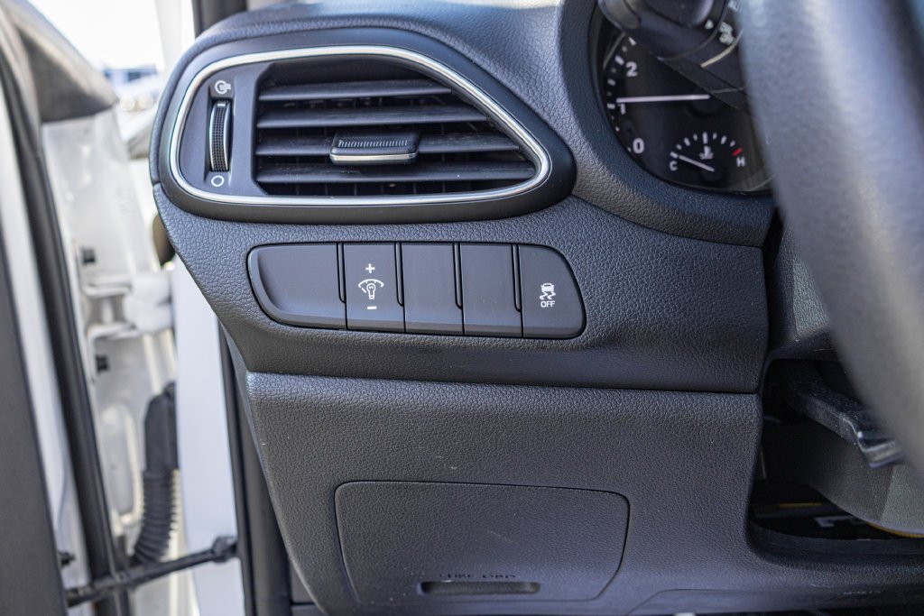 Used 2018 White Hyundai Base image 25