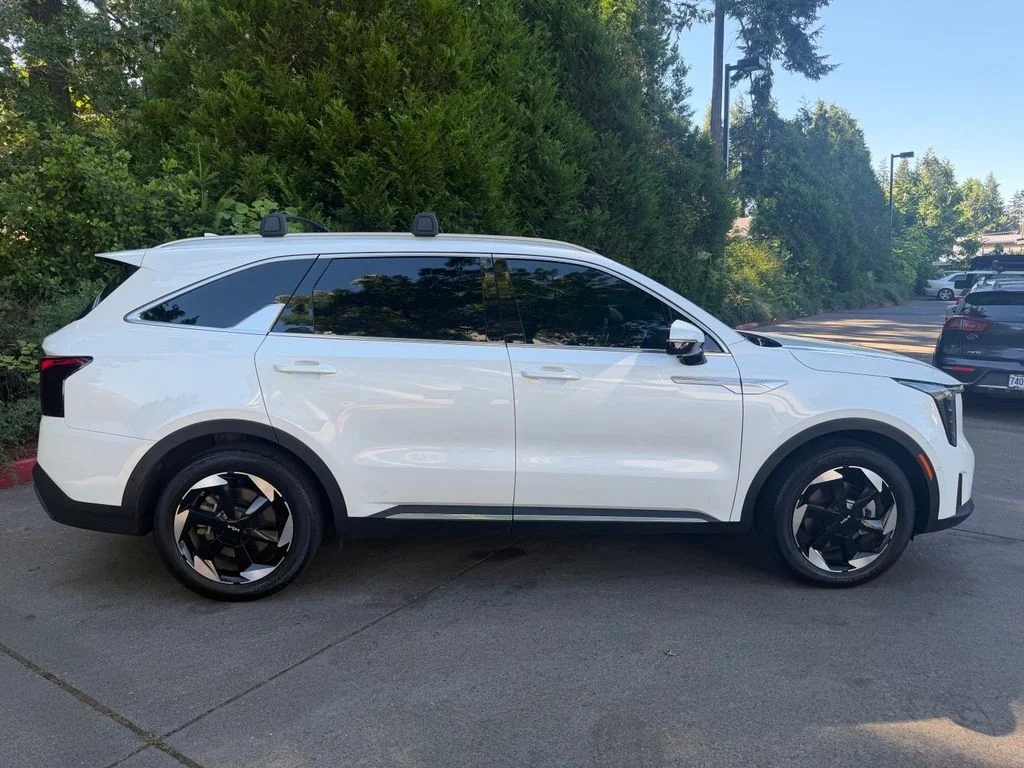 Used 2025 Snow White Pearl Kia SX Prestige image 3