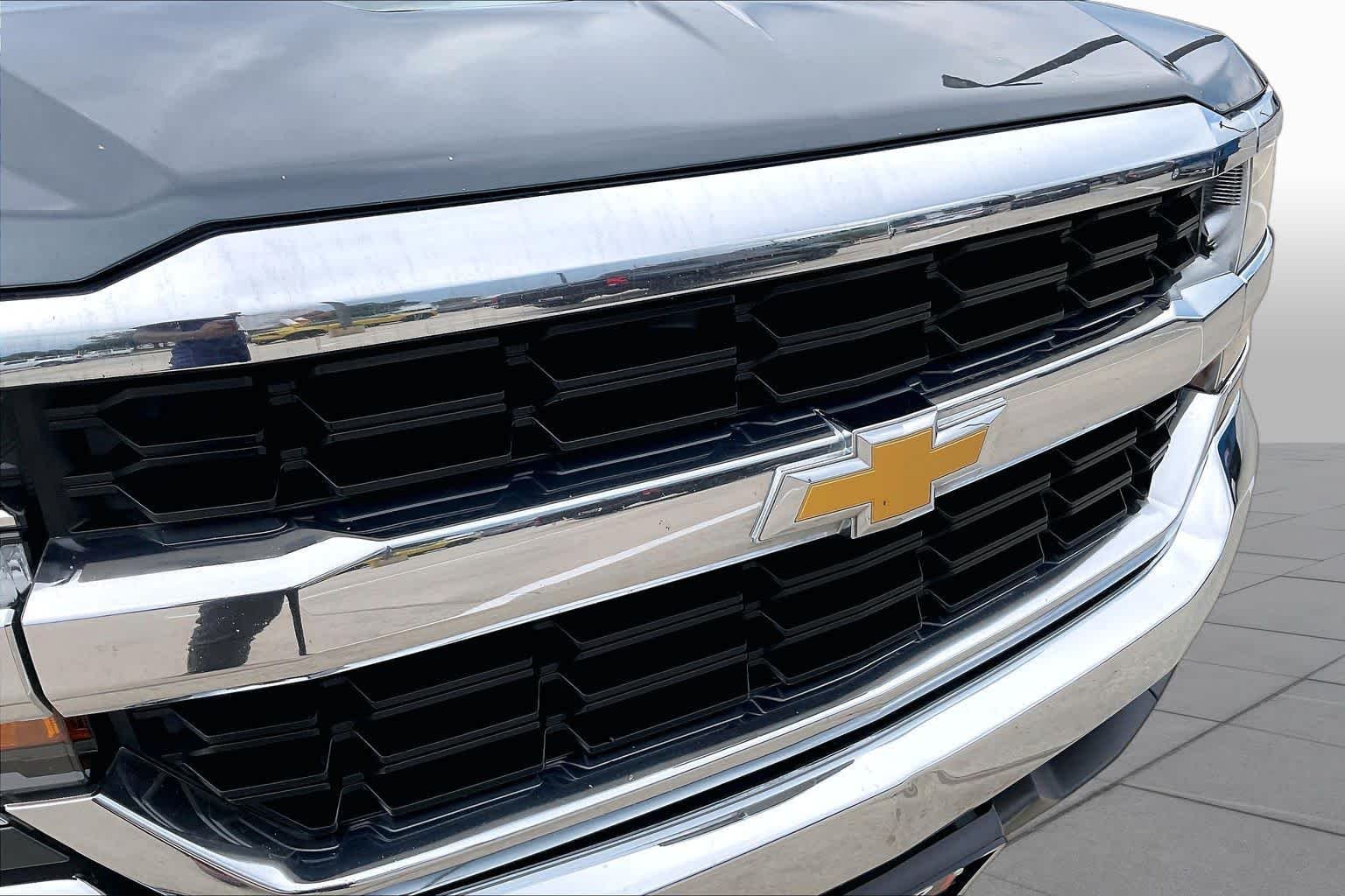 Used 2018 Graphite Metallic Chevrolet LT image 29