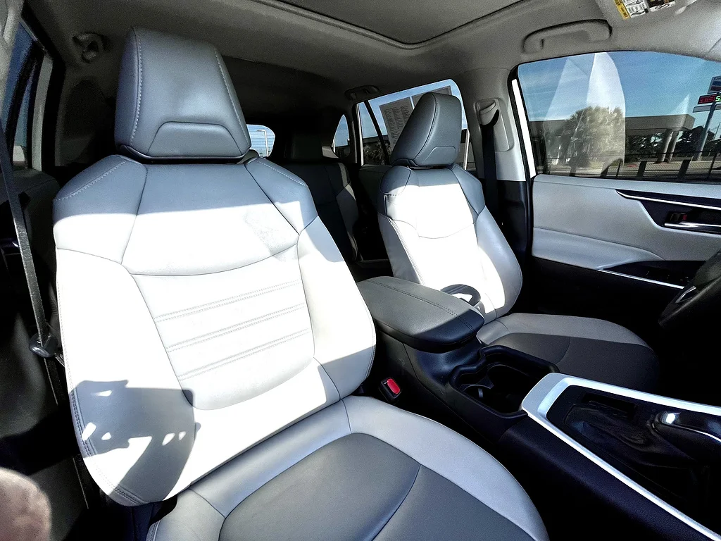 Used 2021 Blizzard Pearl Toyota XLE Premium image 9