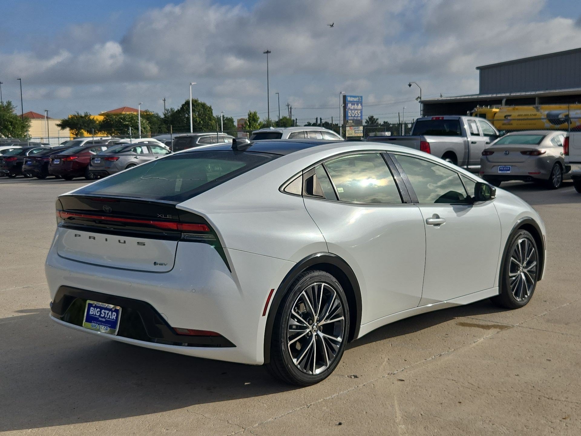 Used 2024 Pearl Toyota XLE image 3