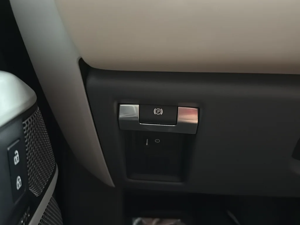Used 2023 Gray Land Rover X-Dynamic SE image 18