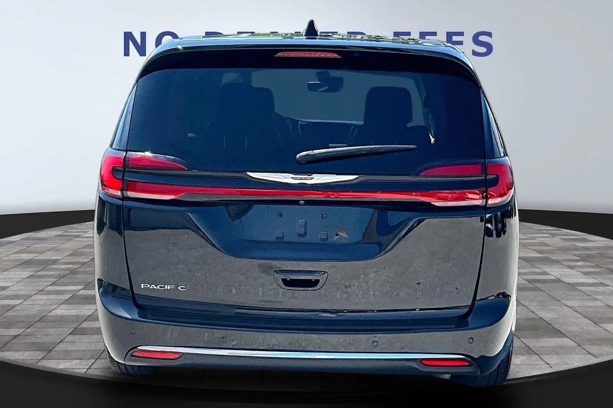 Used 2023 Black Chrysler Touring L image 5