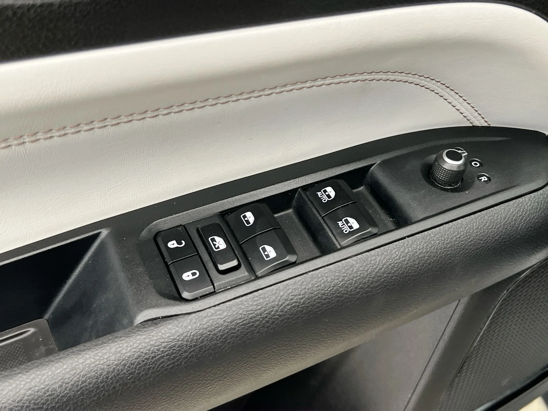 Used 2025 Silver Jeep Limited image 23