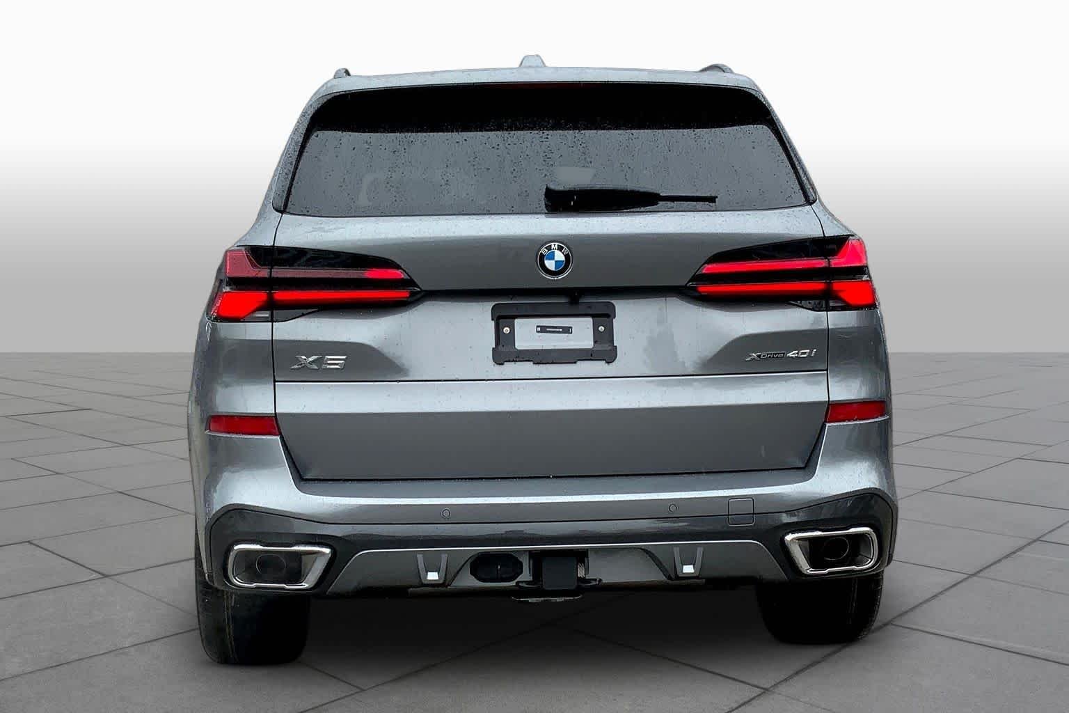 Used 2026 Skyscraper Grey Metallic BMW xDrive40i image 4