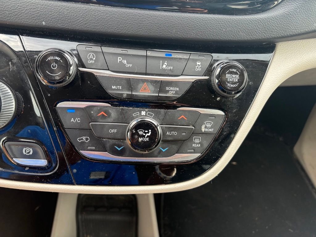 Used 2022 White Chrysler Touring L image 21