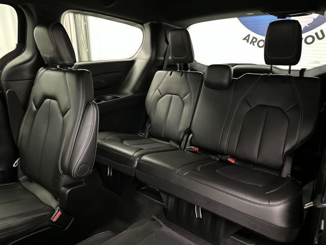 Used 2025 Black Chrysler Select image 28