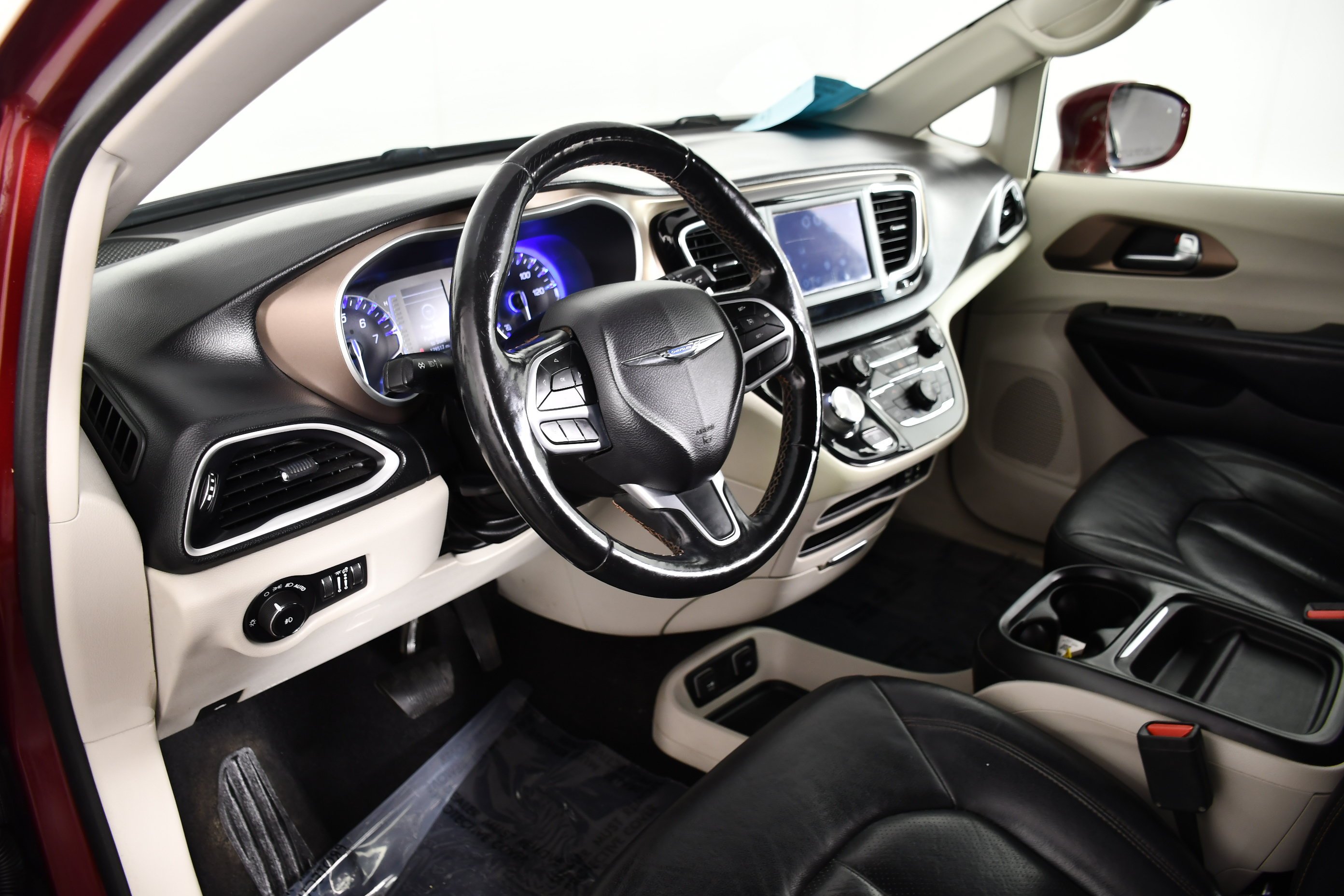 Used 2019 Velvet Red Pearlcoat Chrysler Touring L image 35