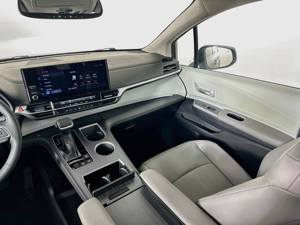 Used 2025  Toyota XLE AWD image 22