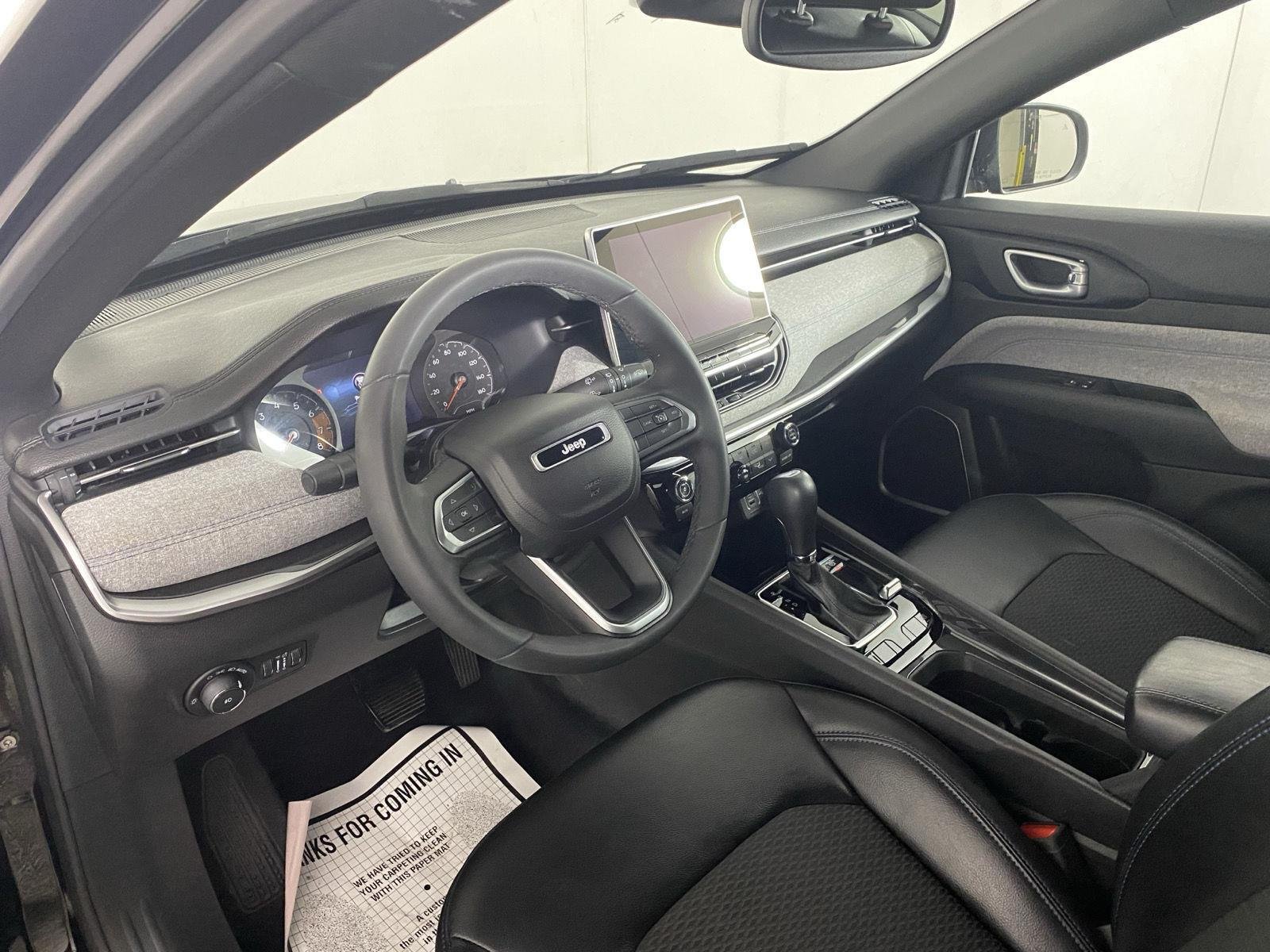 Used 2023 Diamond Black Crystal Pearlcoat Jeep Latitude image 13