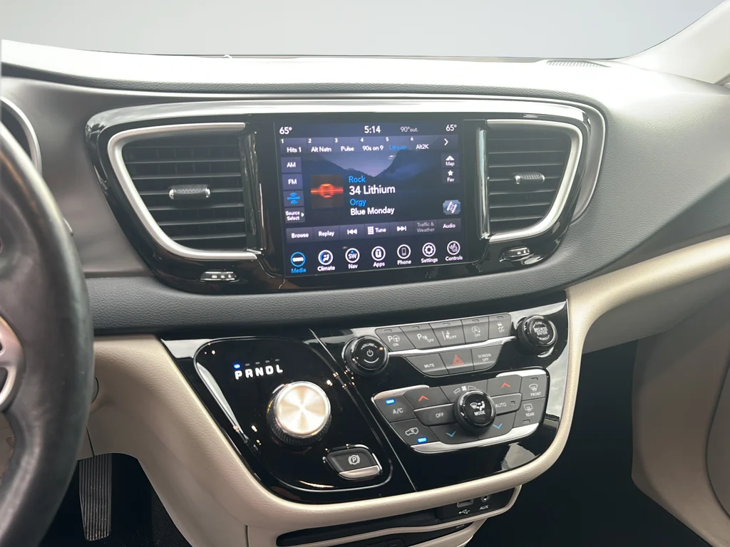 Used 2020 White Chrysler Touring L Plus image 20