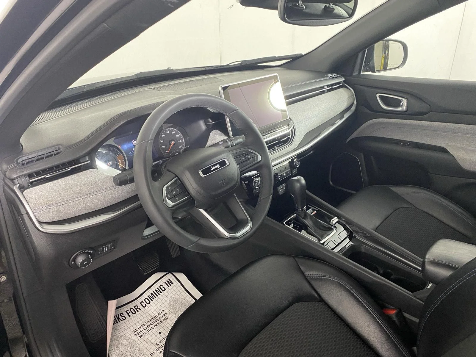 Used 2023 Diamond Black Crystal Pearlcoat Jeep Latitude image 13
