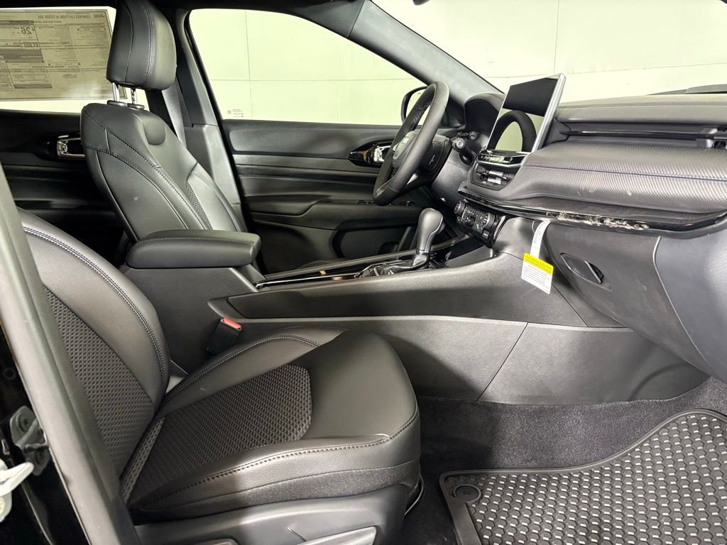 New 2026 Diamond Black Crystal Pearl-Coat Exterior Paint Jeep Latitude image 13