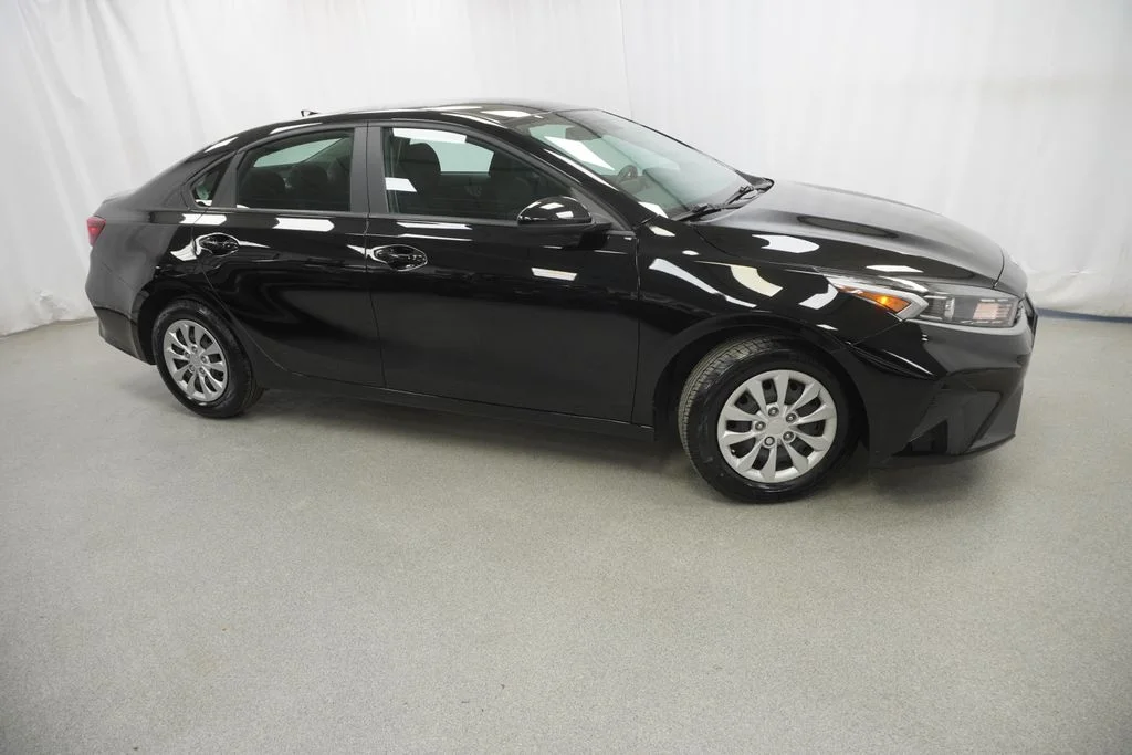 Used 2024 Black Kia LX image 11