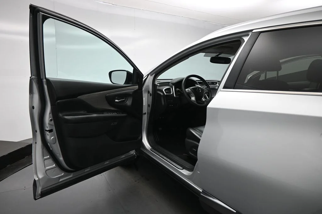 Used 2016 Silver Nissan SL image 8