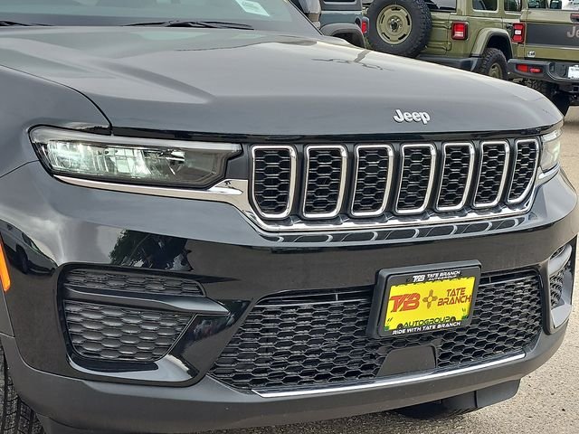 New 2026 Diamond Black Crystal Pearlcoat Jeep Laredo image 7