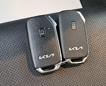 Used 2022 Black Kia LX image 17