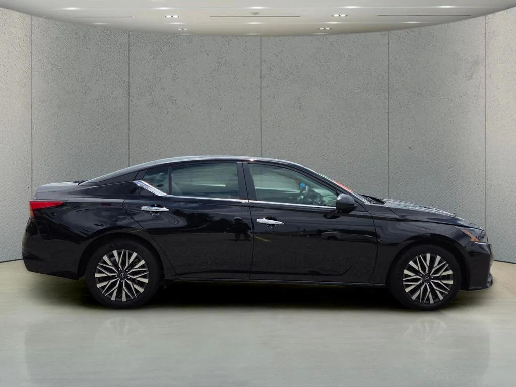 Used 2025 Black Nissan 2.5 SV image 6