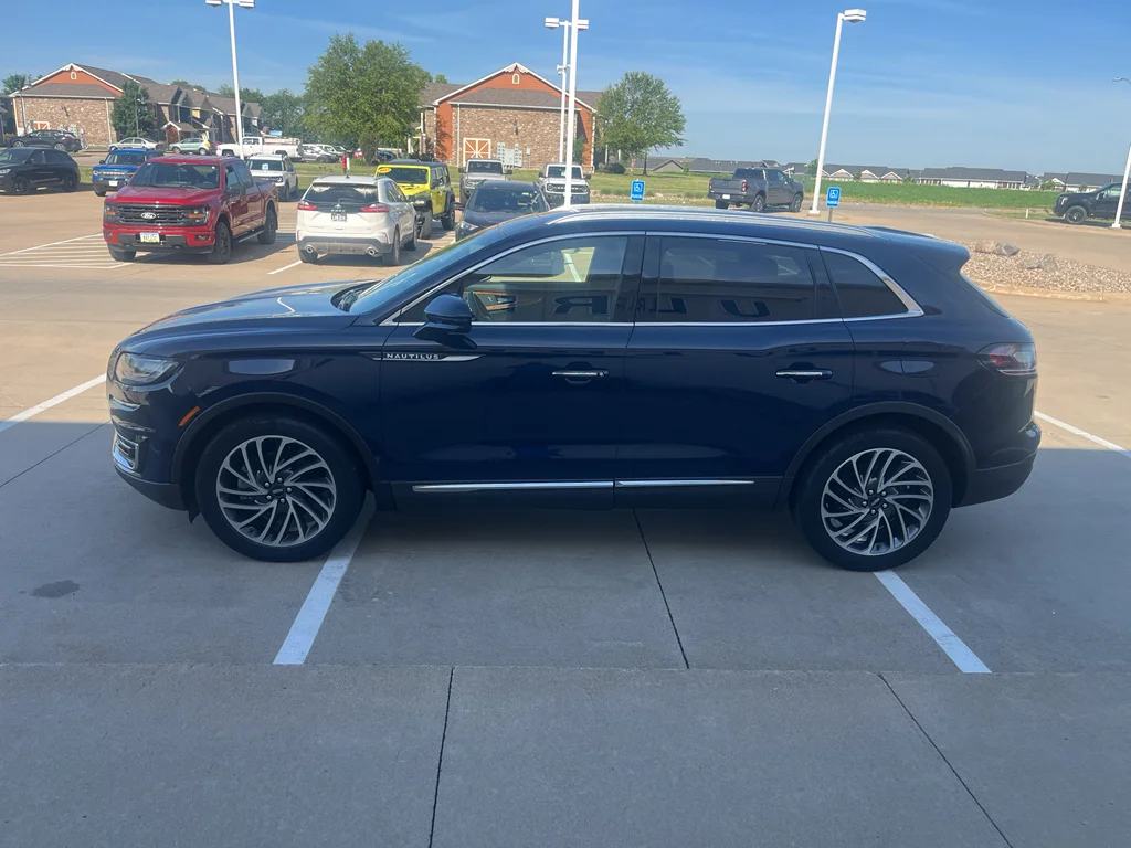 Used 2020 Rhapsody Blue Lincoln Reserve image 5