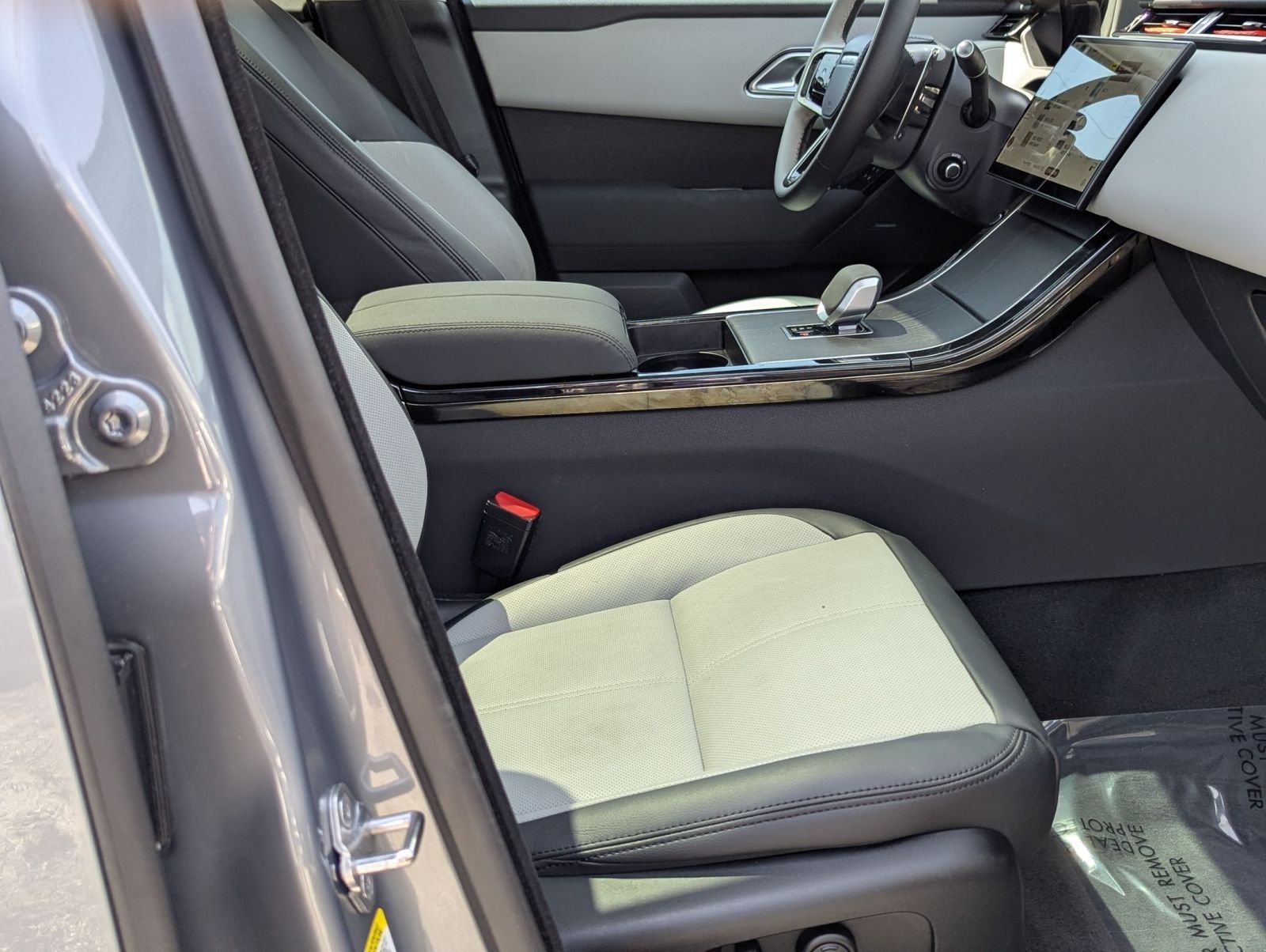 Used 2025  Land Rover S image 26