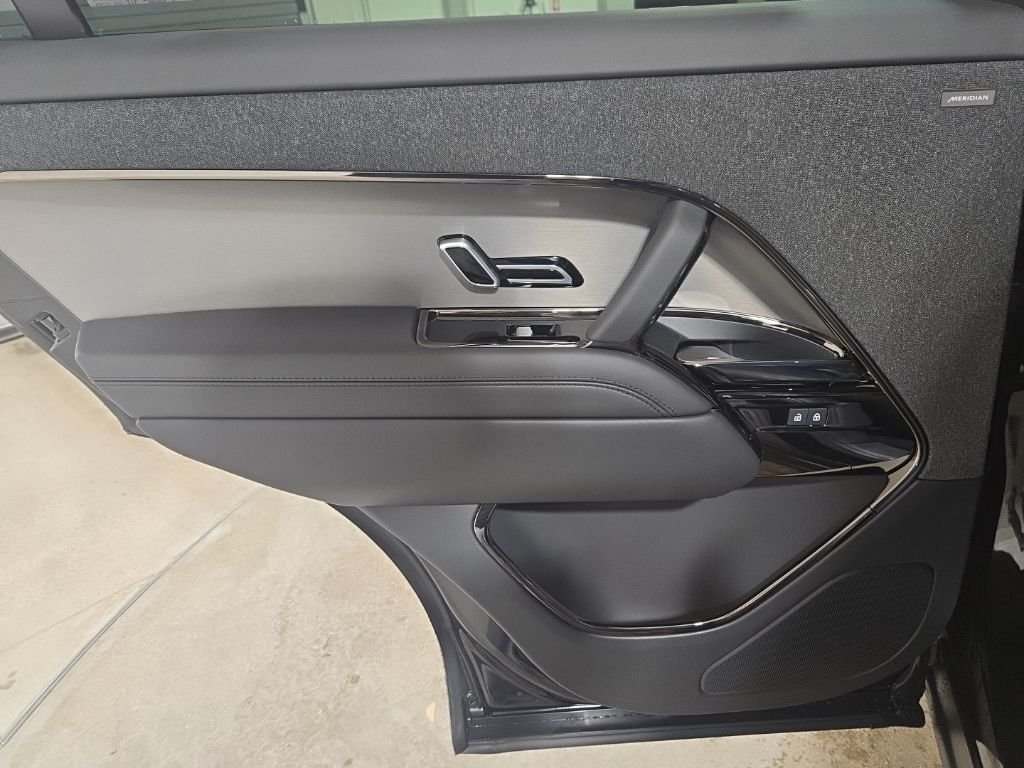 New 2026 Santorini Black Land Rover Dynamic SE image 22
