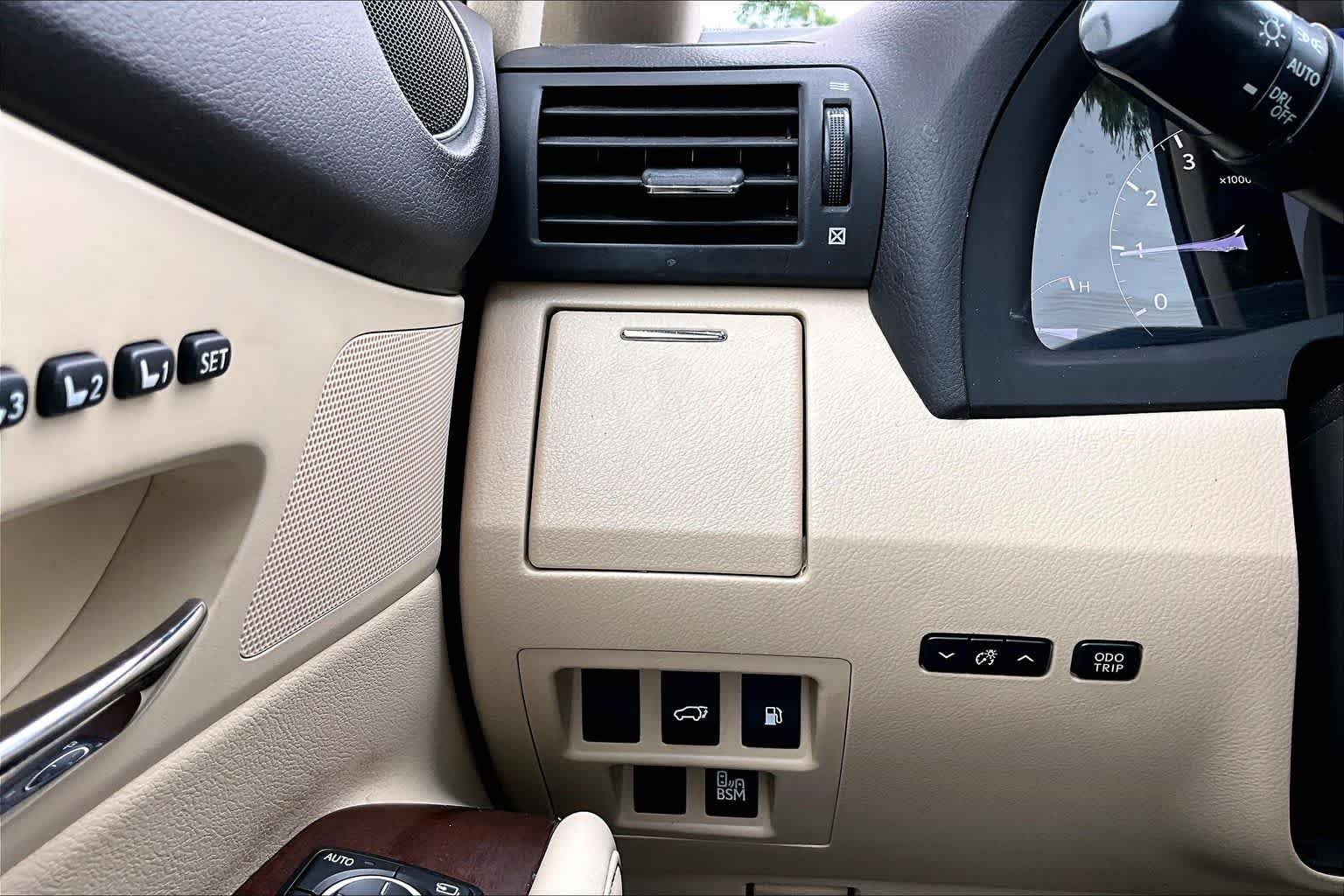 Used 2015 Starfire Pearl Lexus  image 36