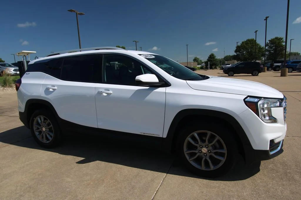Used 2024 White GMC SLT image 3